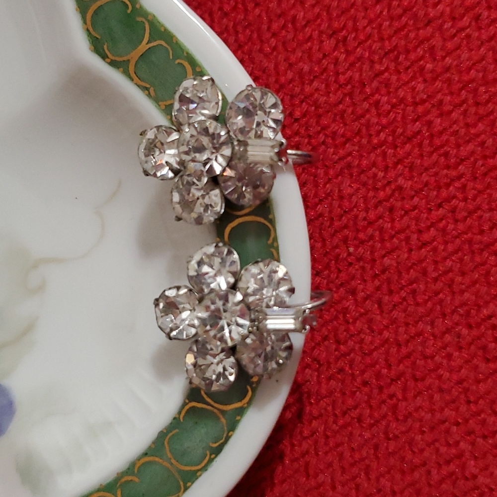 Vintage clear rhinestone earrings screw on floral design mega shine